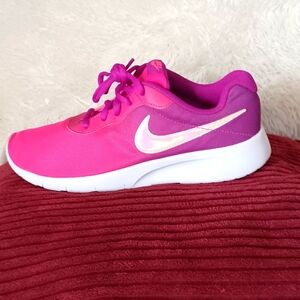 Nike Tanjun print hyper